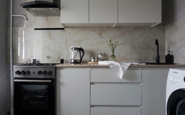 Schastlivaya S Vidom Na Lavru Flat