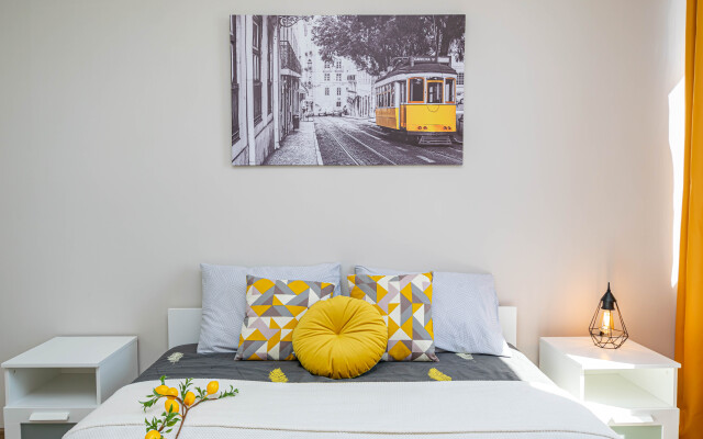 Svetlaya Shikarnaya Tryokhkomnatnaya Kvartira U Stolitsy Apartments