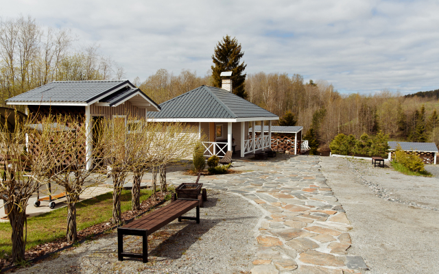 Частный дом у реки