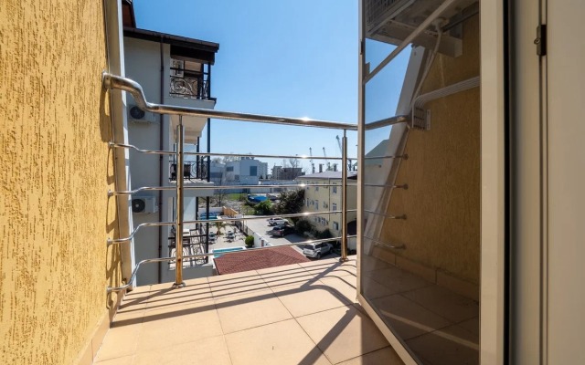 U Morya S Basseinom V ZhK Solnechnyij Apr42 Apartments