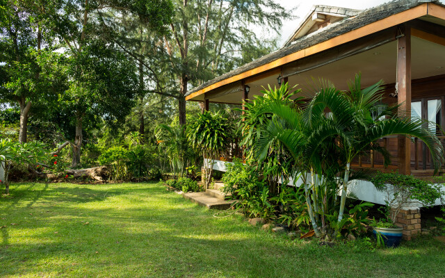 Lipa Bay Residence Resort Hotel