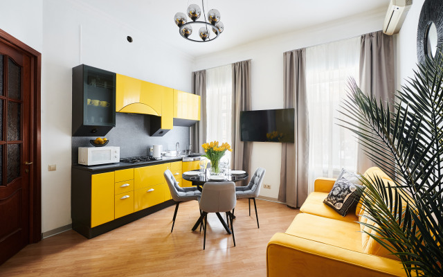 GM YArkaya Trekhkomnatnaya u Krasnoj Ploshchadi Apartments