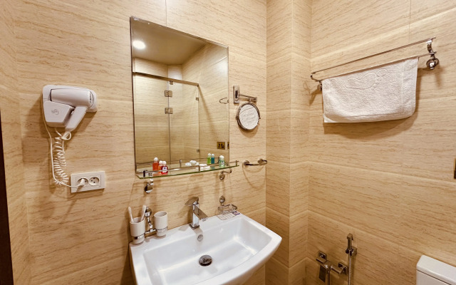 Ayvan Plaza Hotel