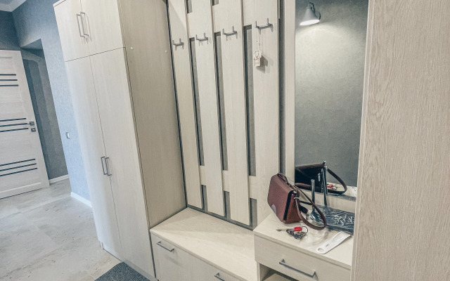 Sovremennaya S Paryaschey Krovatyyu Flat