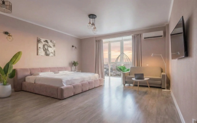 Апартаменты с панорамным видом на город, с большим телевизором (65 дюймов) и Алисой. Встречайте рассветы!