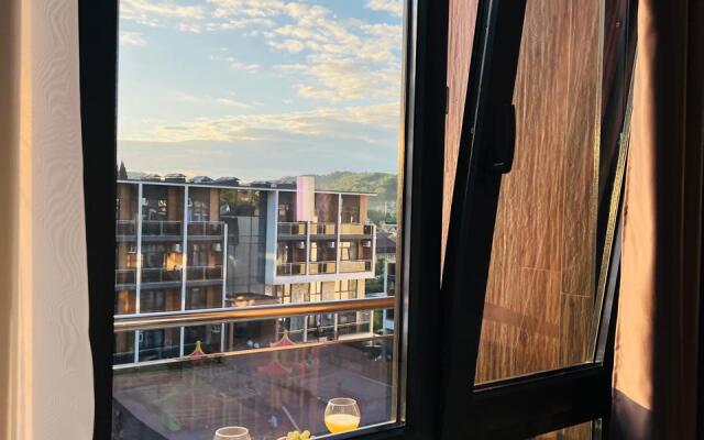 3kh mestnye apartamenty s balkonom i basseynom Apartments