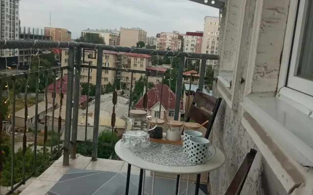 Kvartira Prostornaa Radom s Alleej Molodoj Gvardii