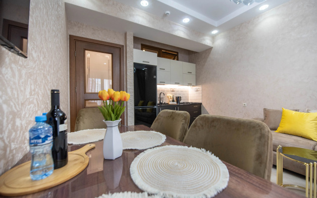 S Prostornoy Terrasoy i Vidom na Park Apartments