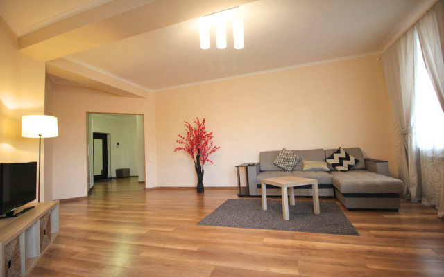 2-Komn Kvartira 90 M2 Na Bulgakova by Sutki26 Apartments