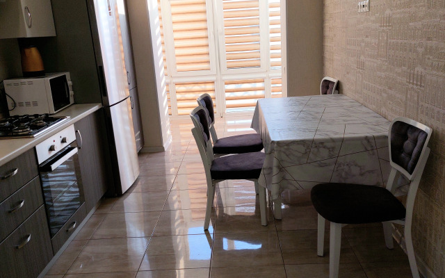 Iz tryokh komnat Flat