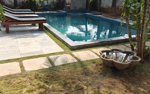 SOLS Backyard Bungalow