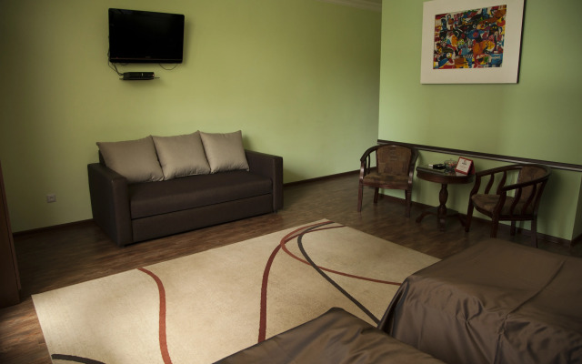 Hin Yerevantsi Hotel