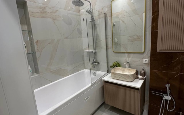S Dizaynerskim Remontom v Tsentre Adlera Flat