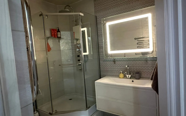 Dvukhurovnevaya 106 Flat