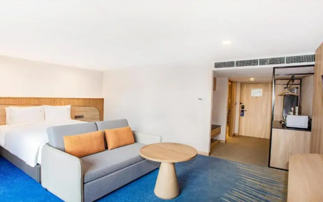 Holiday Inn Express and Suites Bangkok Central Pier by IHG