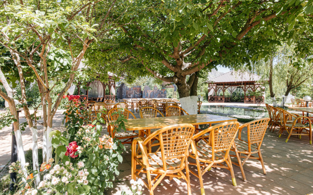 Курортный отель Charos Family