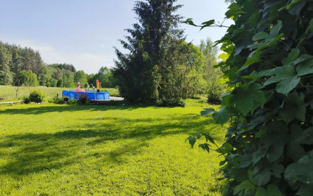 Частный дом в лесу у реки