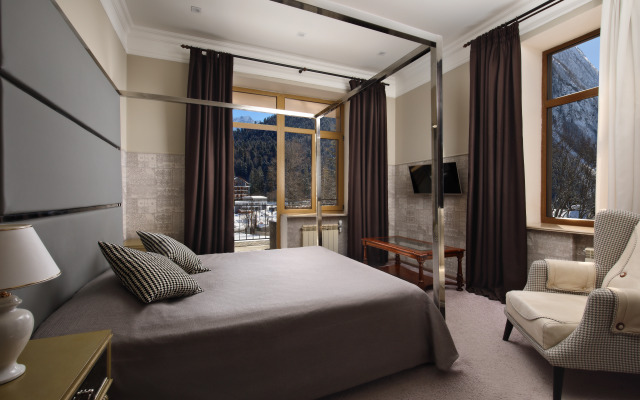 Домбай Пэлас