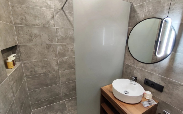 Апартаменты Уютная студия с панорамной лоджией с бесконтактным заселением