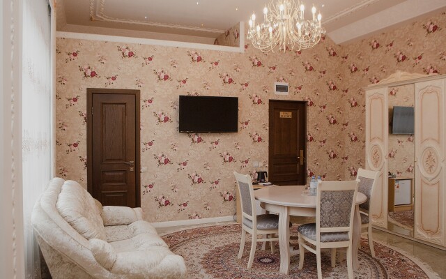 GUSTO Hotel