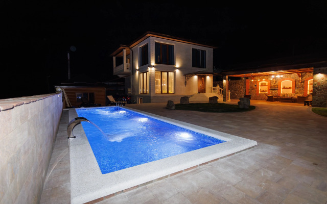 Частный Дом в Горах с Бассейном