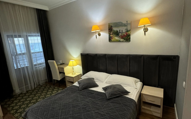Aruna Hotel