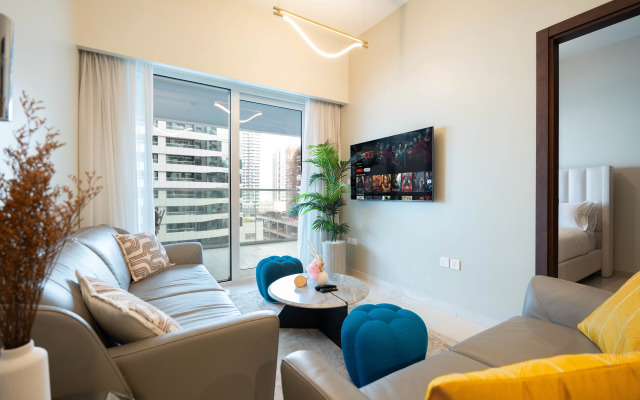 Keyrock Chic 2BR Escape Pool & Lake View Apartments