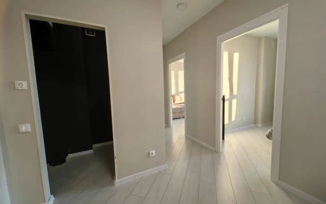 2-Komnatnaya 55m2 Lodzhiya i Parking Flat