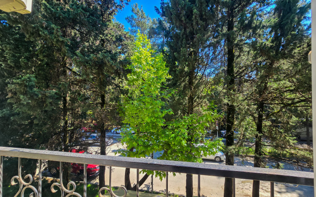 Studiya na tikhoy ulitse s krasivym fontanom vo dvore Flat