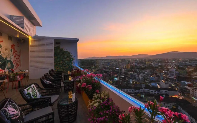 Novotel Phuket City Phokeethra Hotel