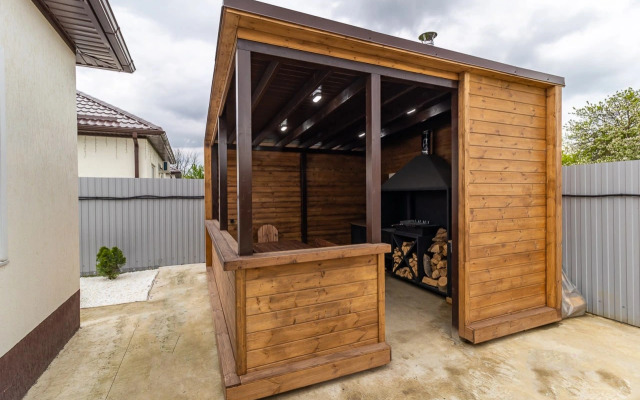 Частный дом с беседкой баней и чаном