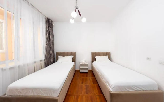 3-K v Tsentre Almaty Flat