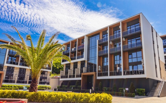 2 Orange Apart With A Swimming Pool In The Yard Apartments