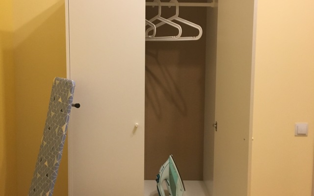 Yevrodvushka s udobnym matrasom ryadom s vokzalom Apartments