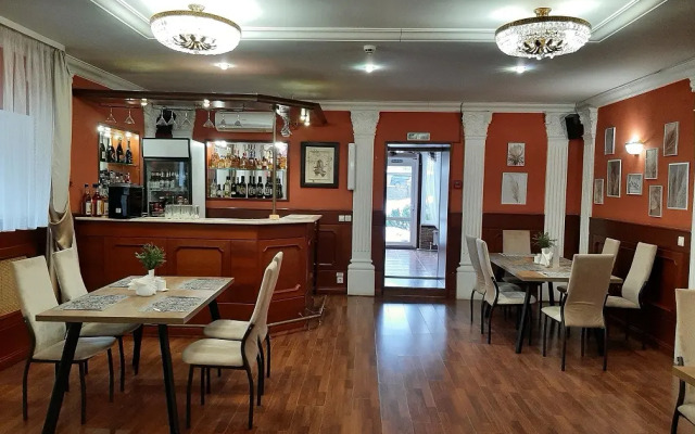 Albert Hotel - Hotel and restaurant complex 