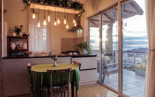 Гостевой Дом с Кипарисами в горах с видом на море