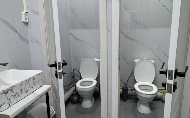 Luchshiy  Na Zhandosova Hostel