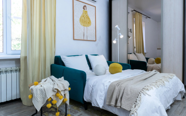 Atmosfernye na naberezhnoj v dome s kolonnami Lovets Snov 1 Apartments