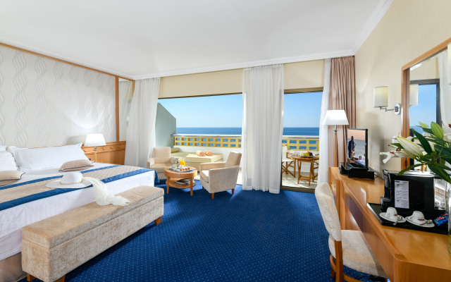 Constantinou Bros Pioneer Beach Hotel
