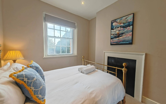 Historic Winchester Apartment