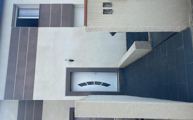 La Gold Room Apartments