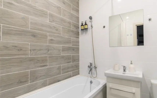Ne Vopros Ryadom S Naberezhnoy Flat
