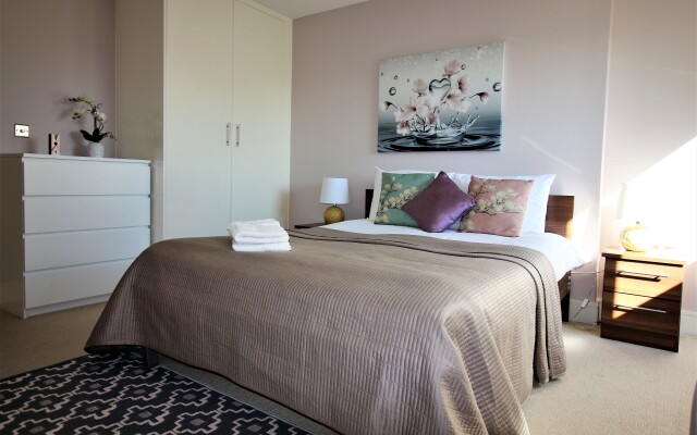 Extravagant Court Apartment