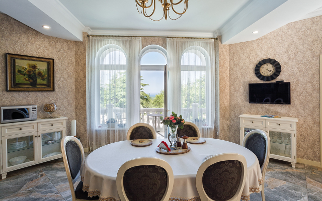 Roza Vetrov Guest House