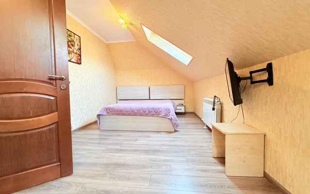 Castnyj dom s saunoj i bassejnom v kurortnoj zone