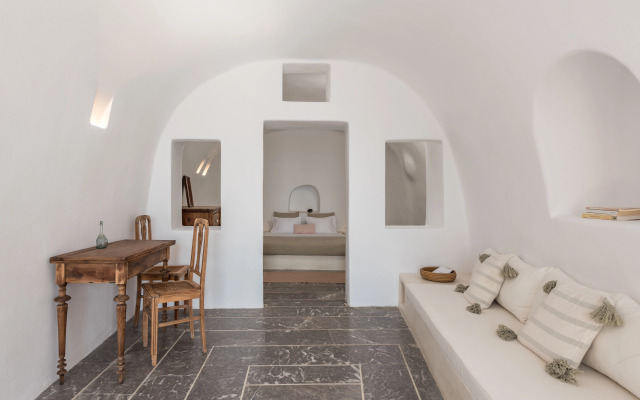 Parathira Cave Houses by Oia Villa