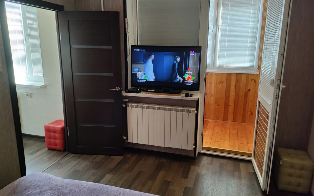 Uutnye na Peshkova 55 ryadom s bolnitsey Vodnikov Apartments