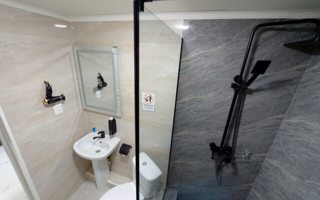 Отель Grand Aura