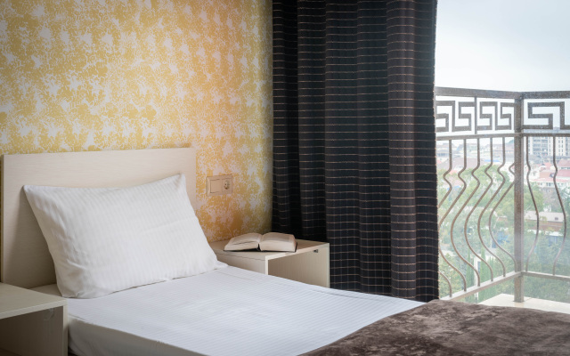 Studiya na 12m etazhe s potryasayushchim vidom na more i gorod Flat