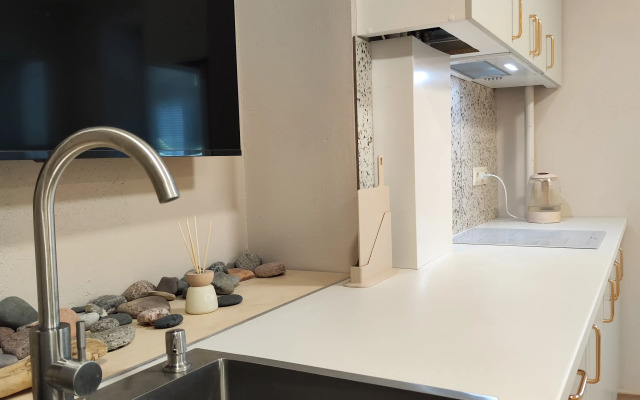 Dizaynerskaya dvushka u morya Flat